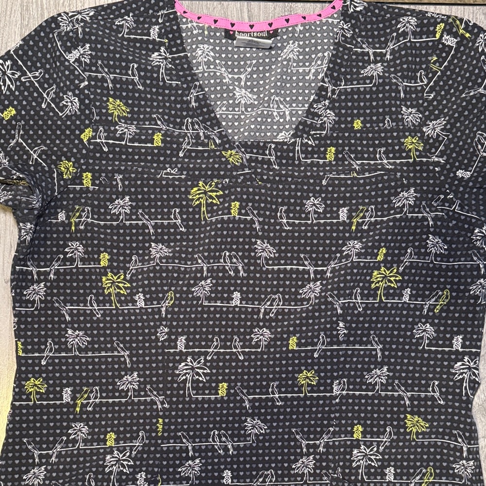 Carhartt Women's Gray Floral Camo and heartsoul tropical scrub top medium - Picture 4 of 5